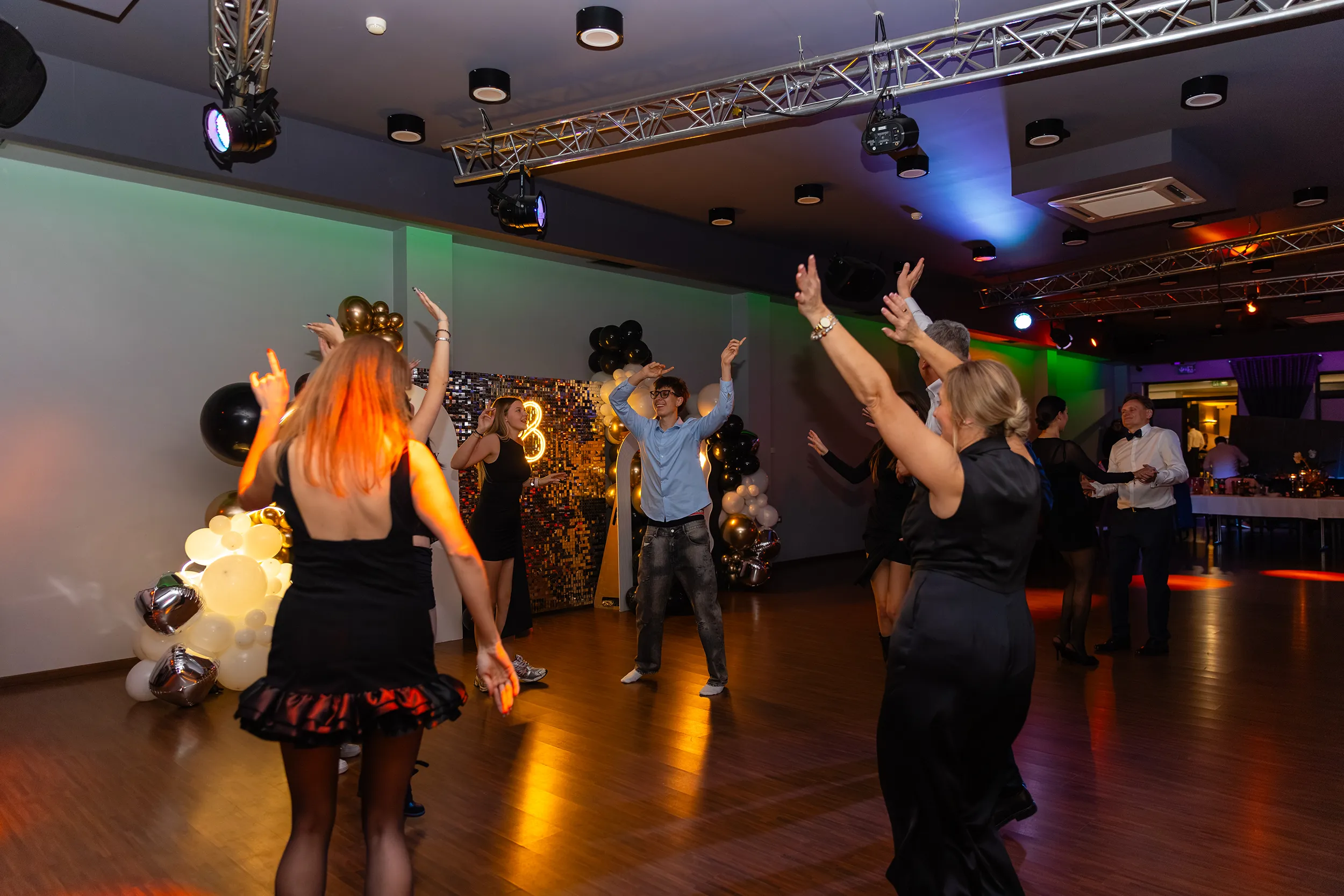 Zdjęcia z 18. urodzin Poli - fotograf na osiemnastkę Łódź - reportaż z urodzin