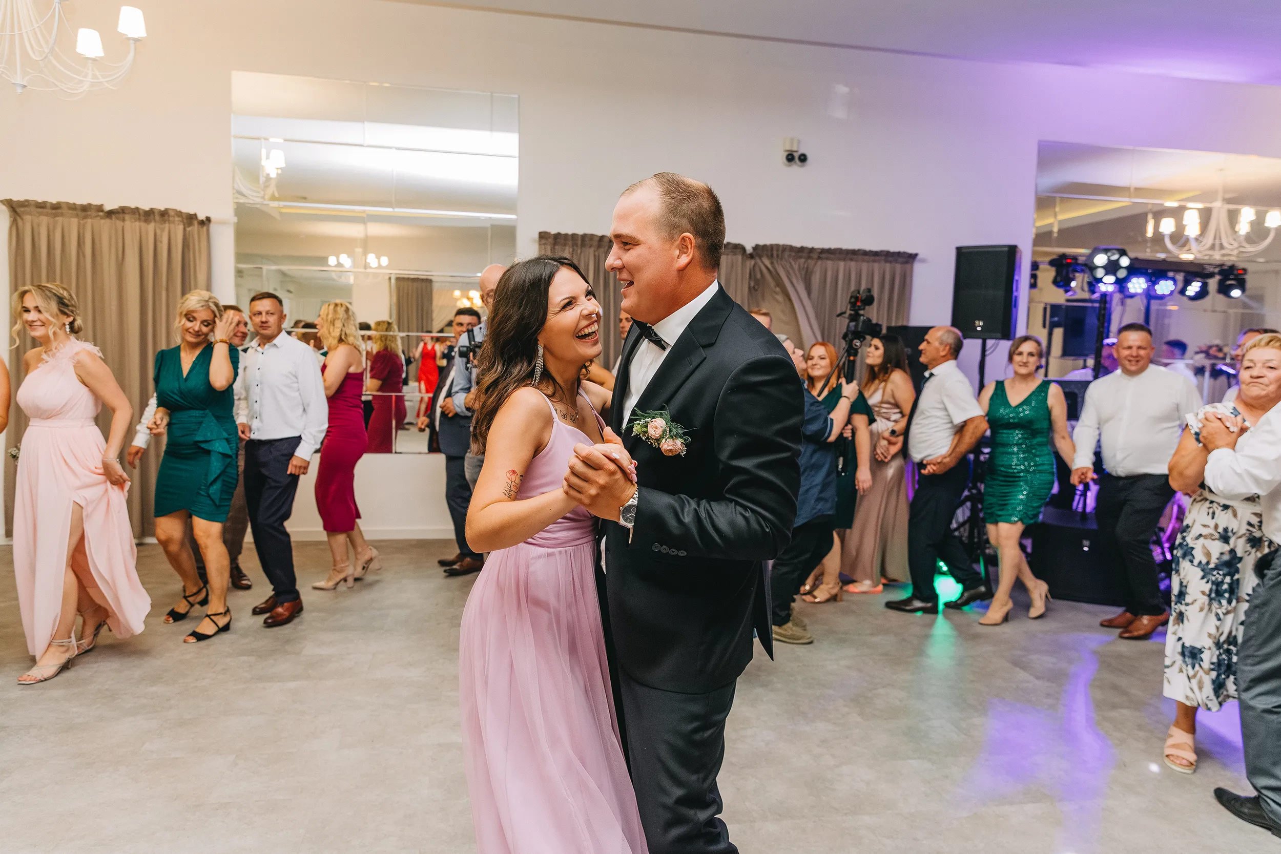 Weselna atmosfera zabawy - zdjęcia ślubne w plenerze Pabianice