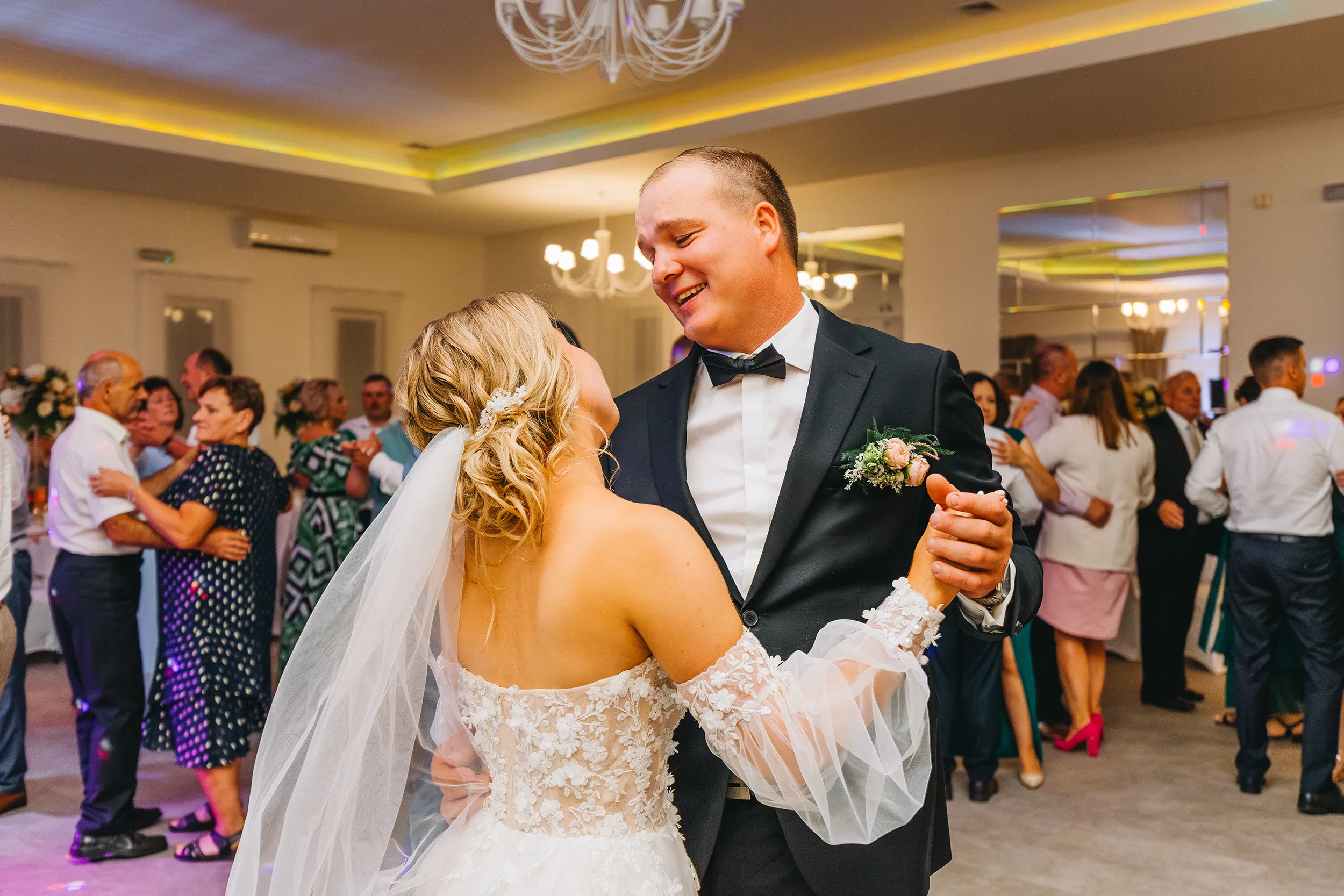 Weselna elegancja i radość - sesja ślubna Bełchatów