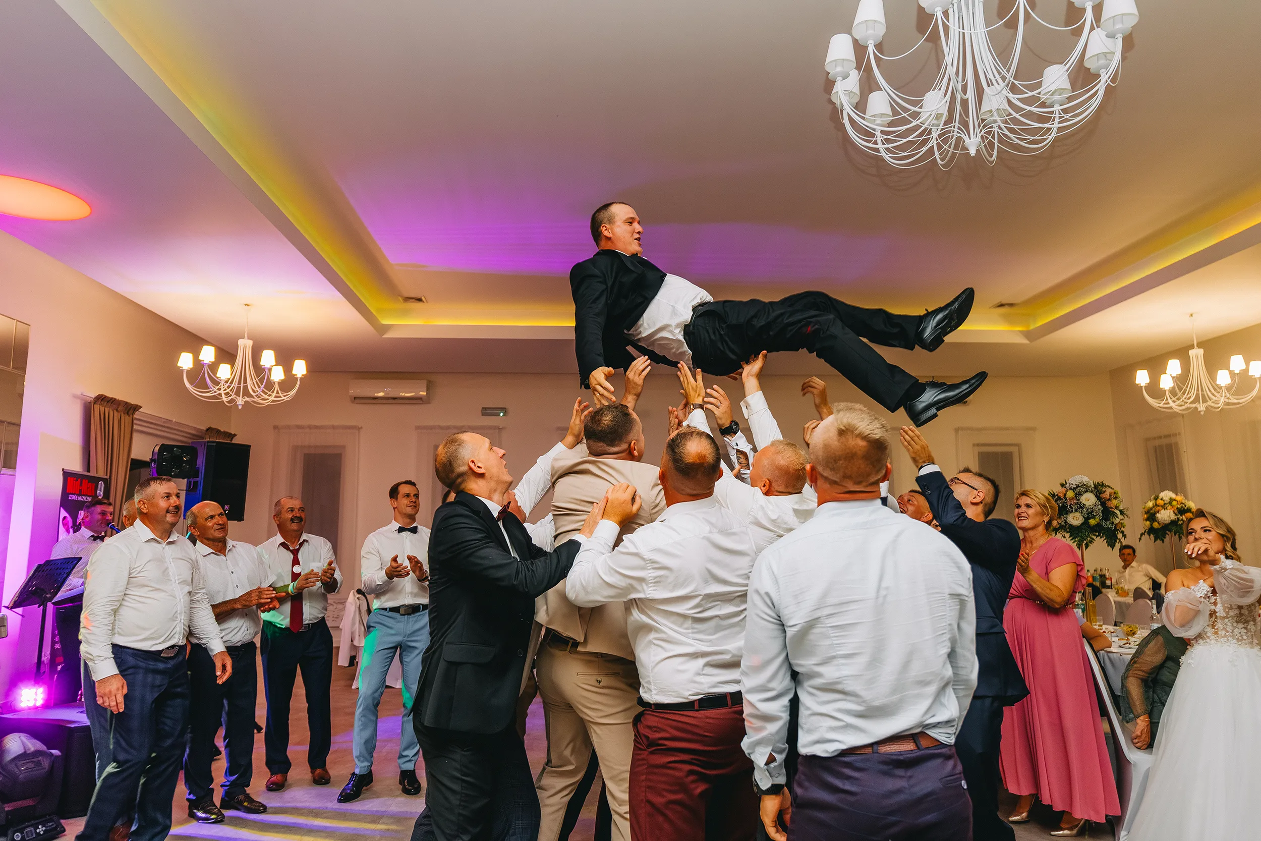 Weselna radość i emocje - fotografia ślubna Aleksandrów Łódzki