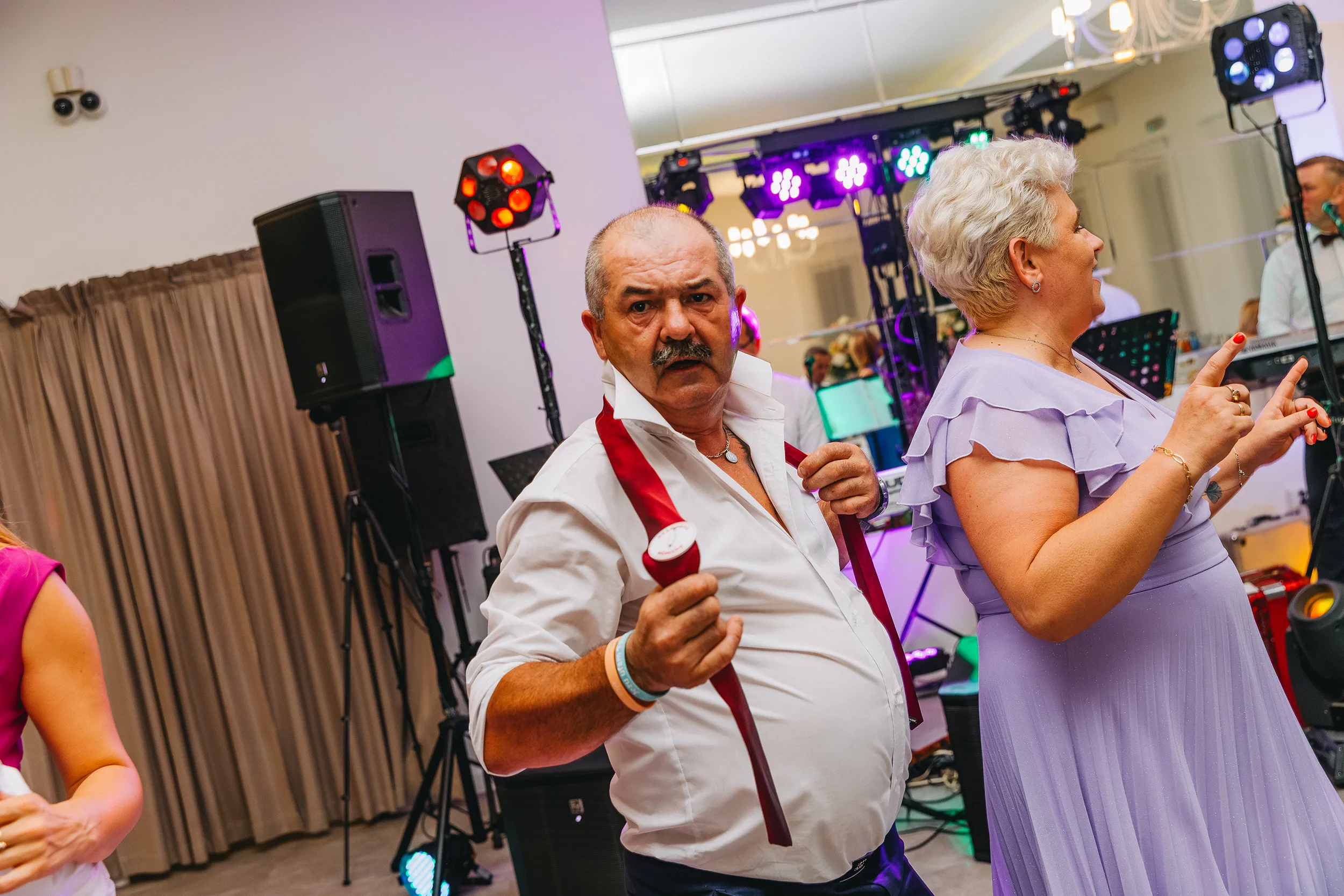 Weselna atmosfera świętowania - reportaż ślubny Zgierz