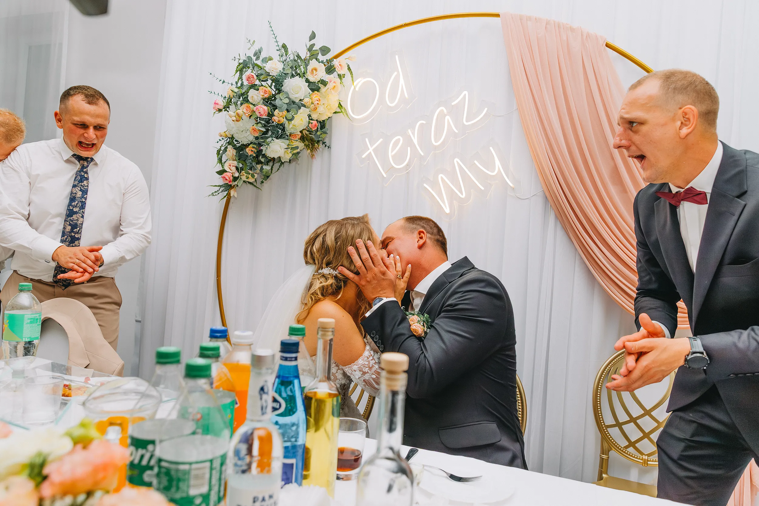 Weselne chwile z rodziną - zdjęcia ślubne w plenerze Pabianice