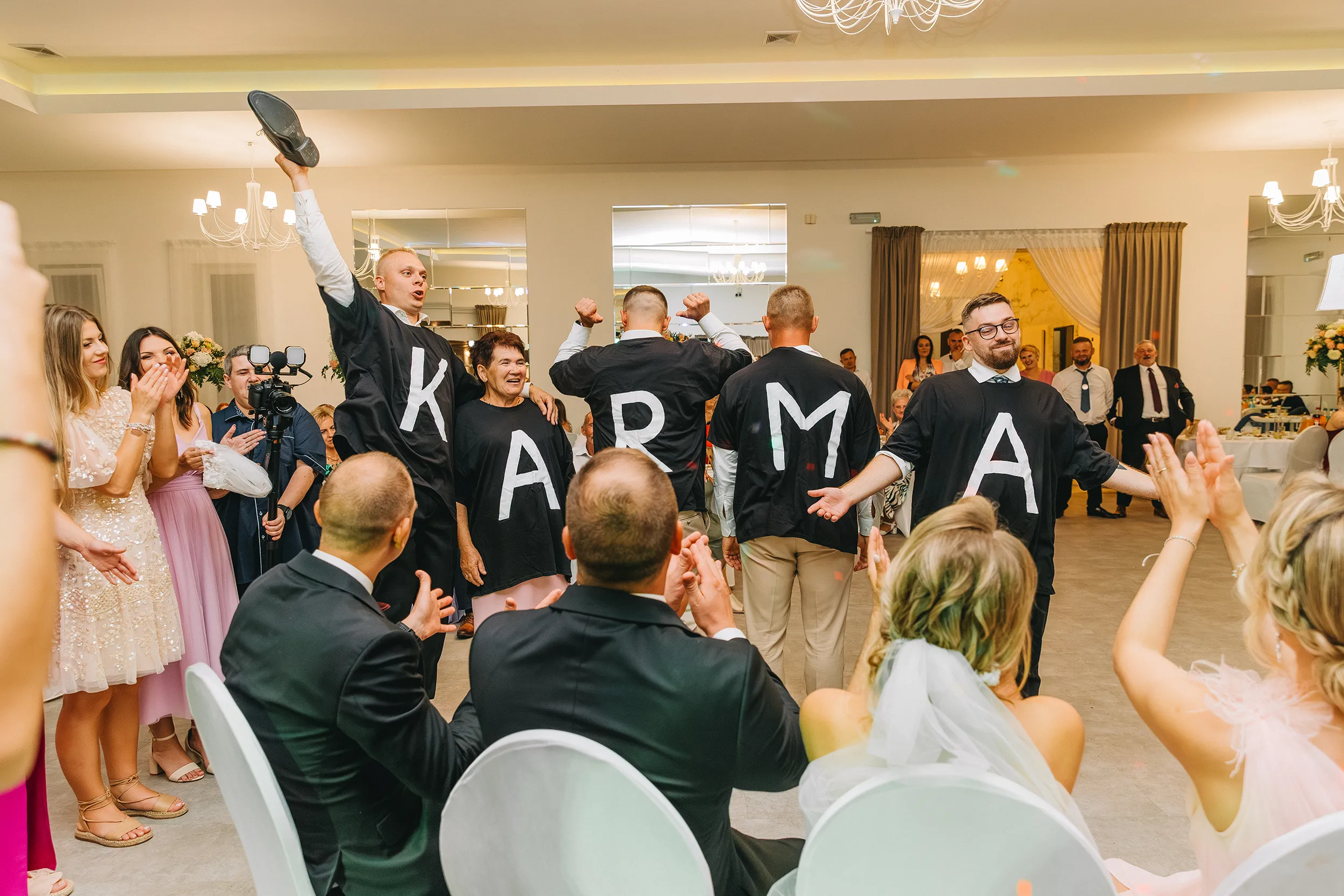 Weselne uśmiechy i radość - sesja ślubna Bełchatów