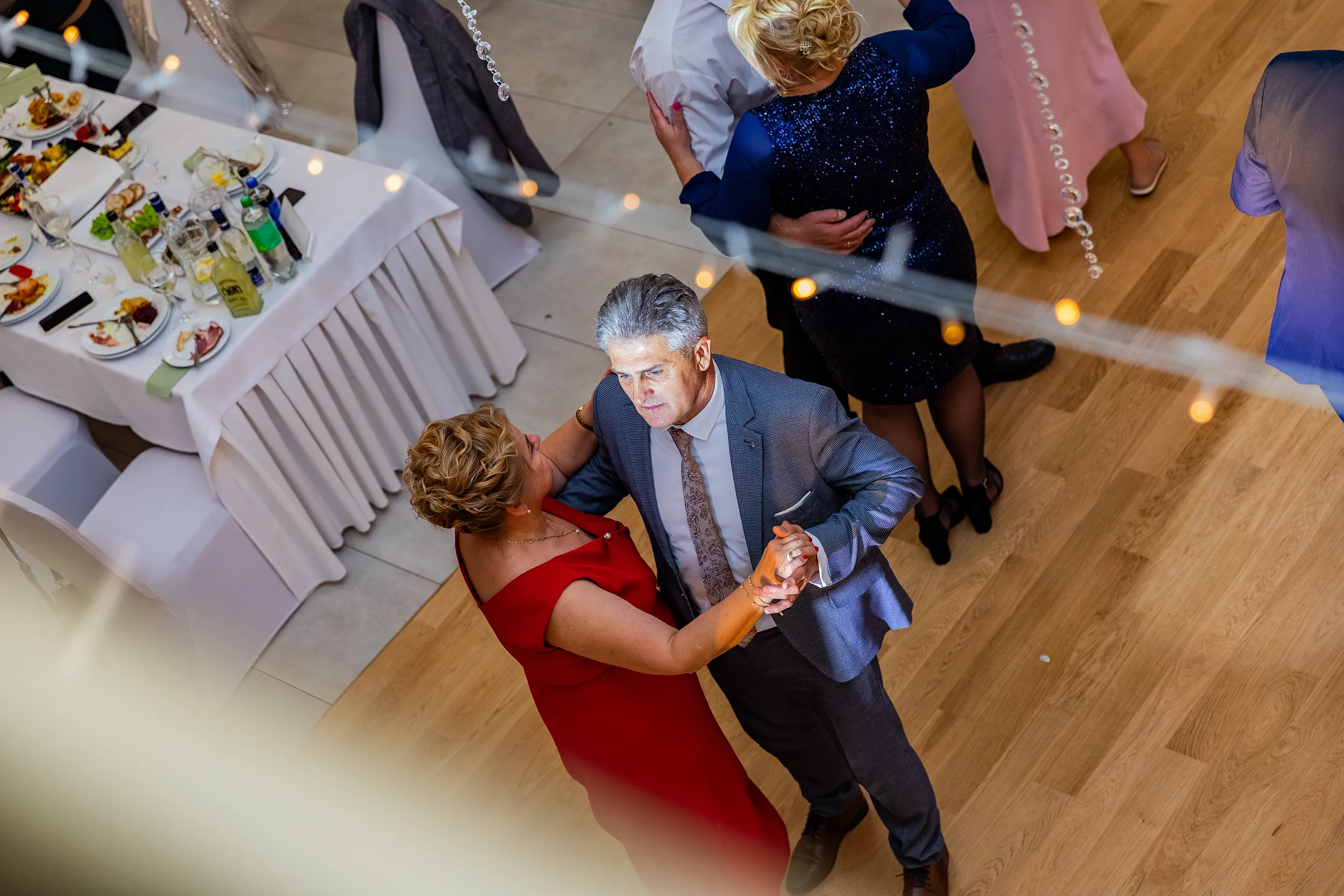 Weselna atmosfera zabawy - zdjęcia ślubne w plenerze Pabianice