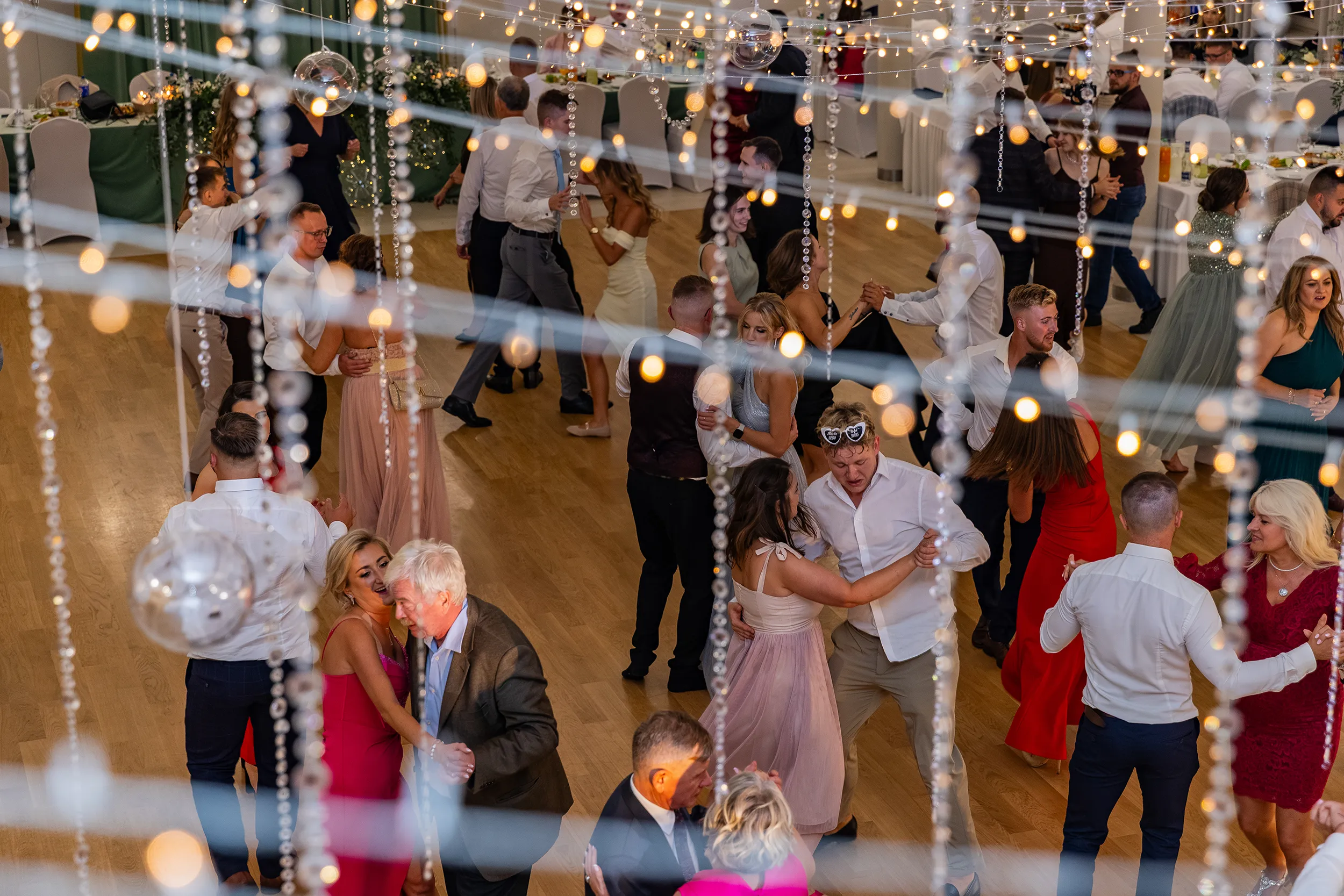 Weselna elegancja i radość - sesja ślubna Bełchatów