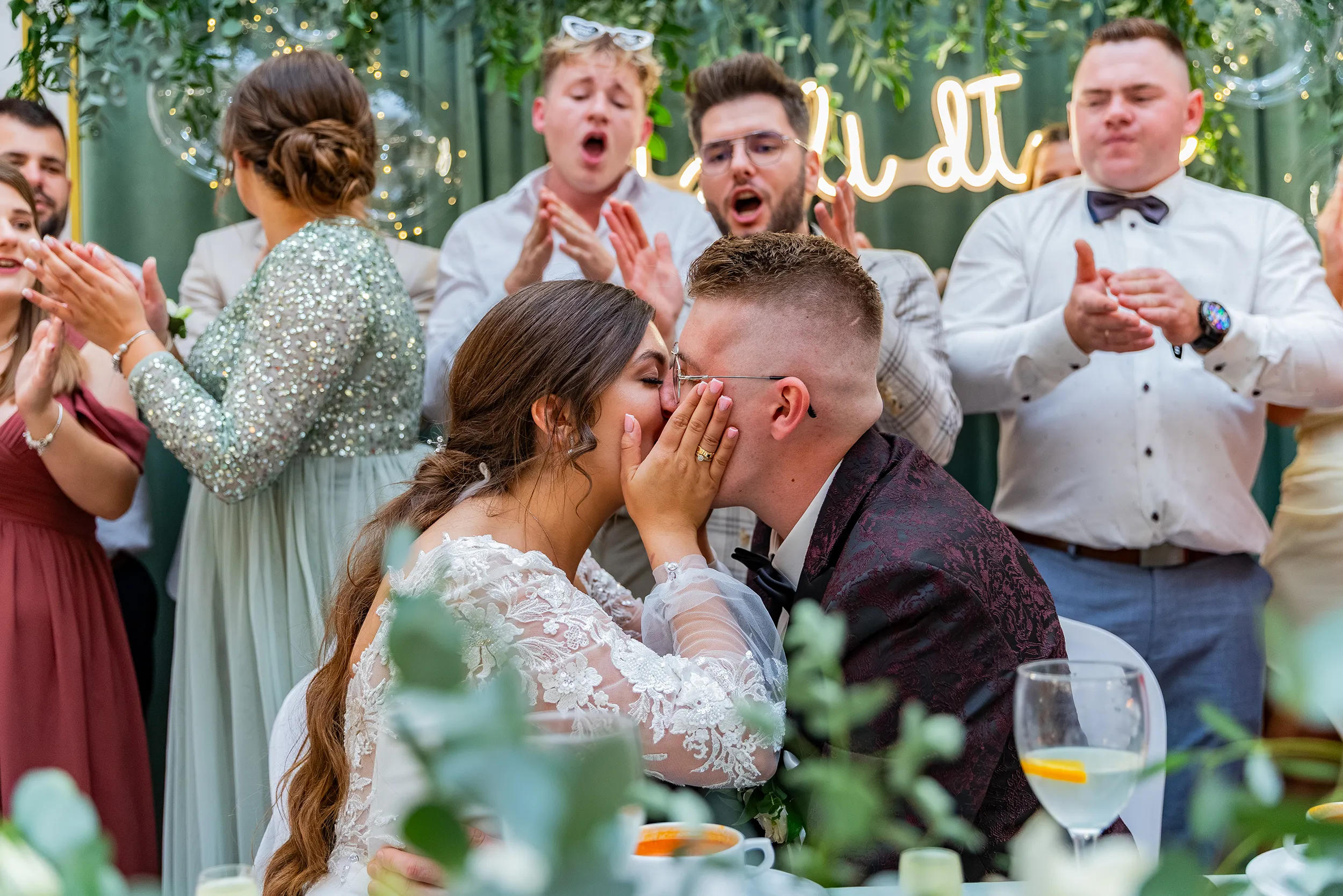 Weselne chwile z gośćmi - zdjęcia ślubne Kutno