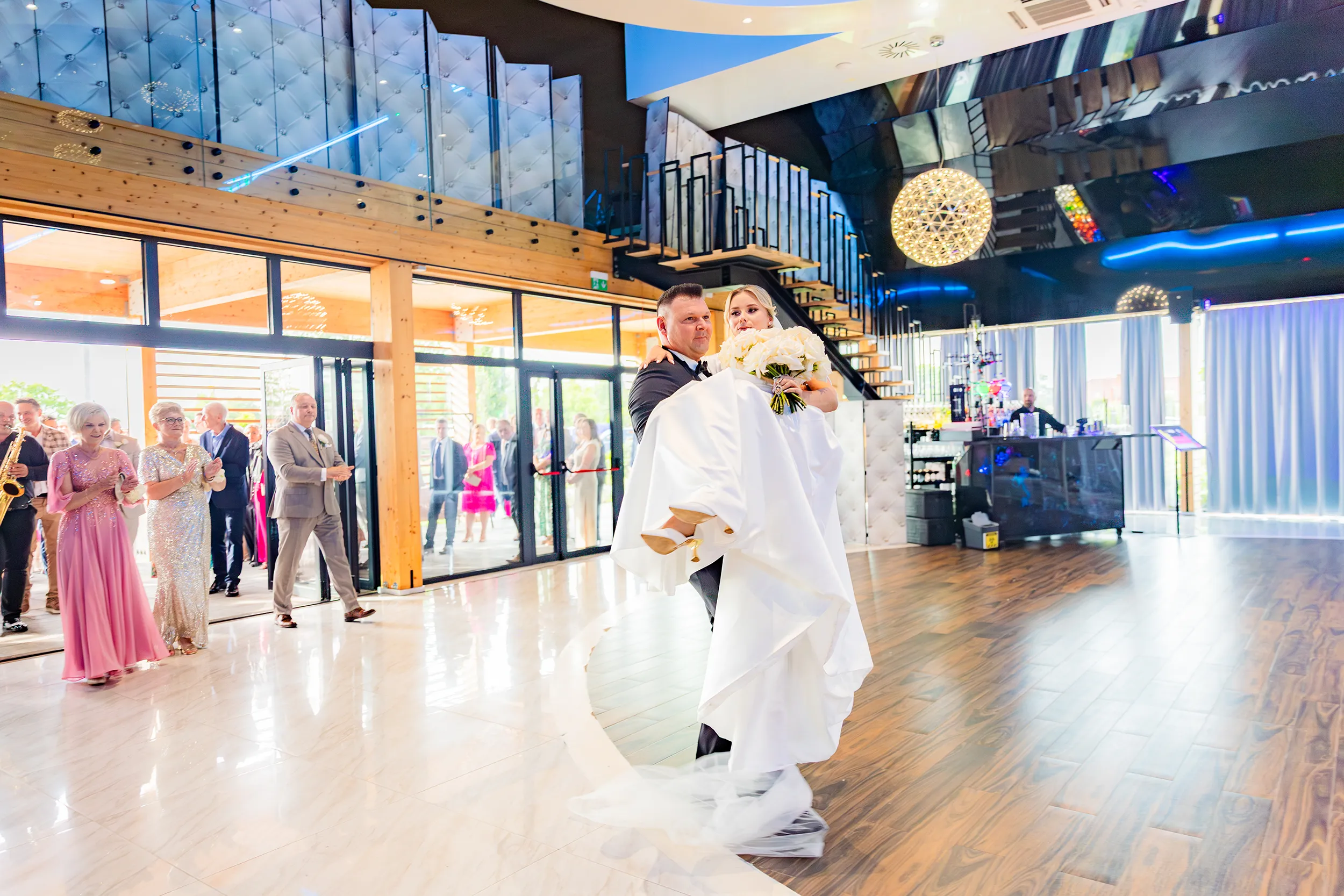 Weselne ujęcia - zdjęcia ślubne w plenerze Pabianice