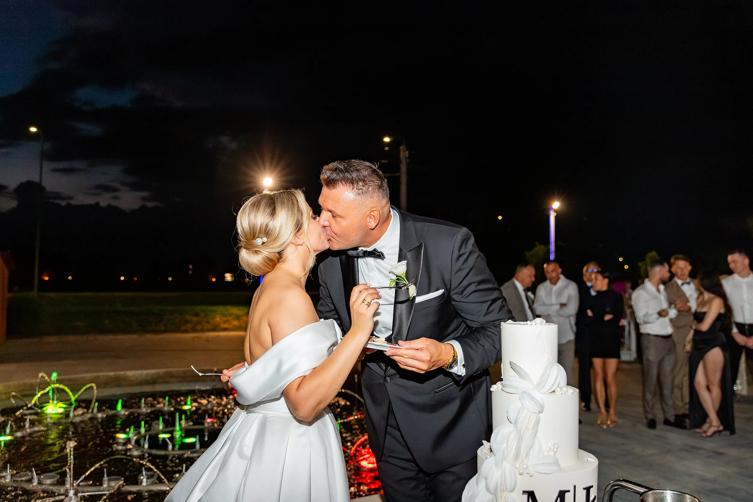 Weselna atmosfera zabawy - zdjęcia ślubne w plenerze Pabianice