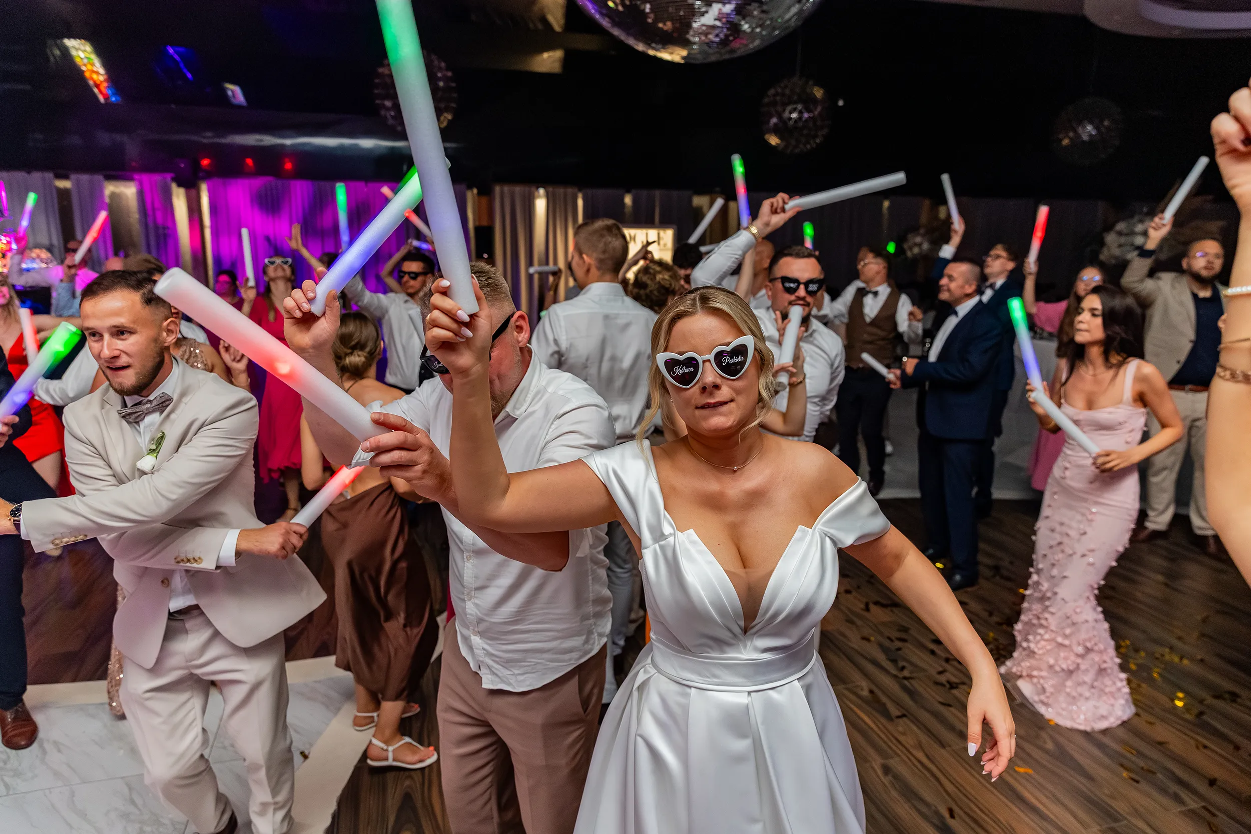 Weselne chwile z rodziną - zdjęcia ślubne w plenerze Pabianice