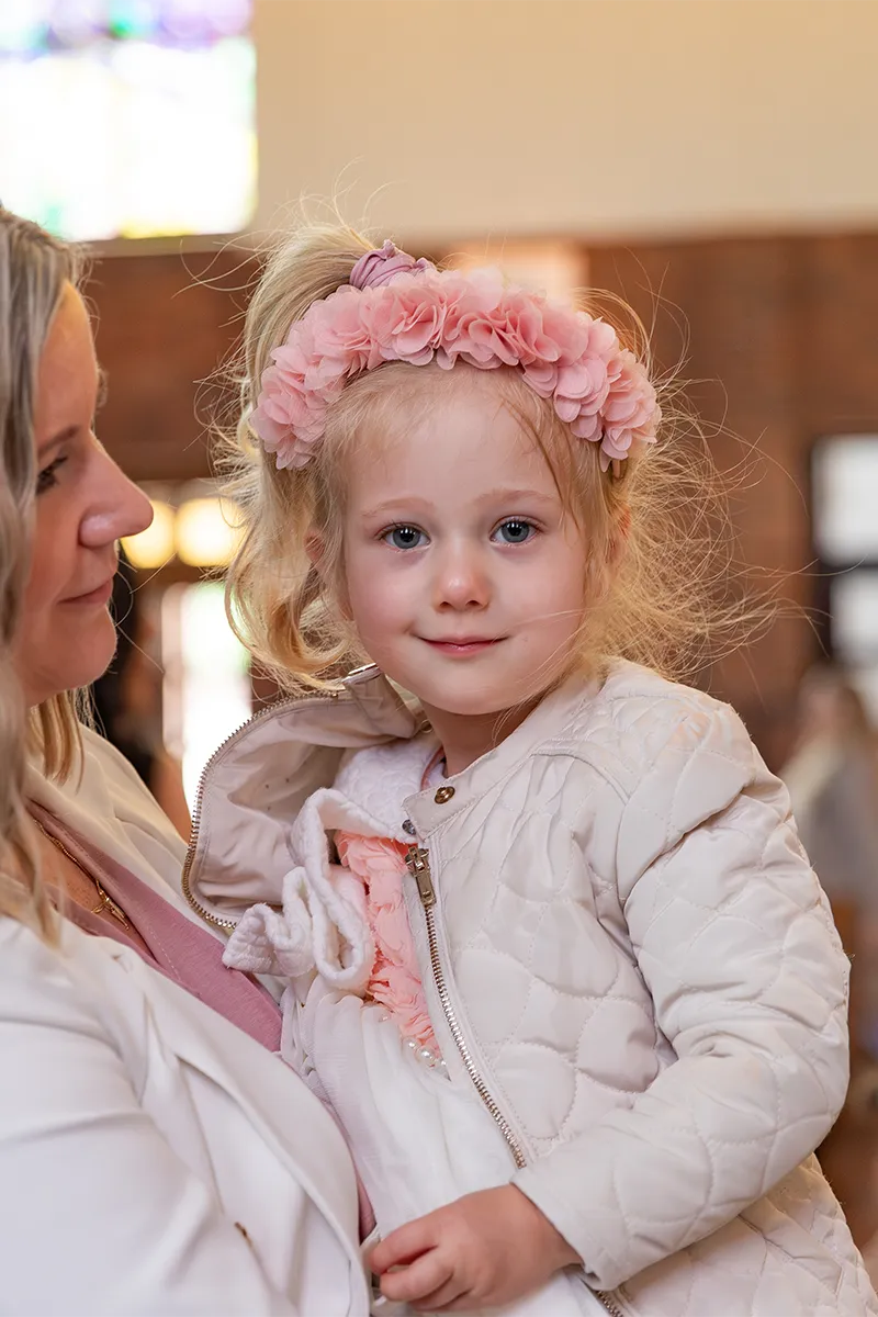 Fotografia chrztu Rozalki - fotograf na chrzest Łódź - ceremonia chrztu świętego
